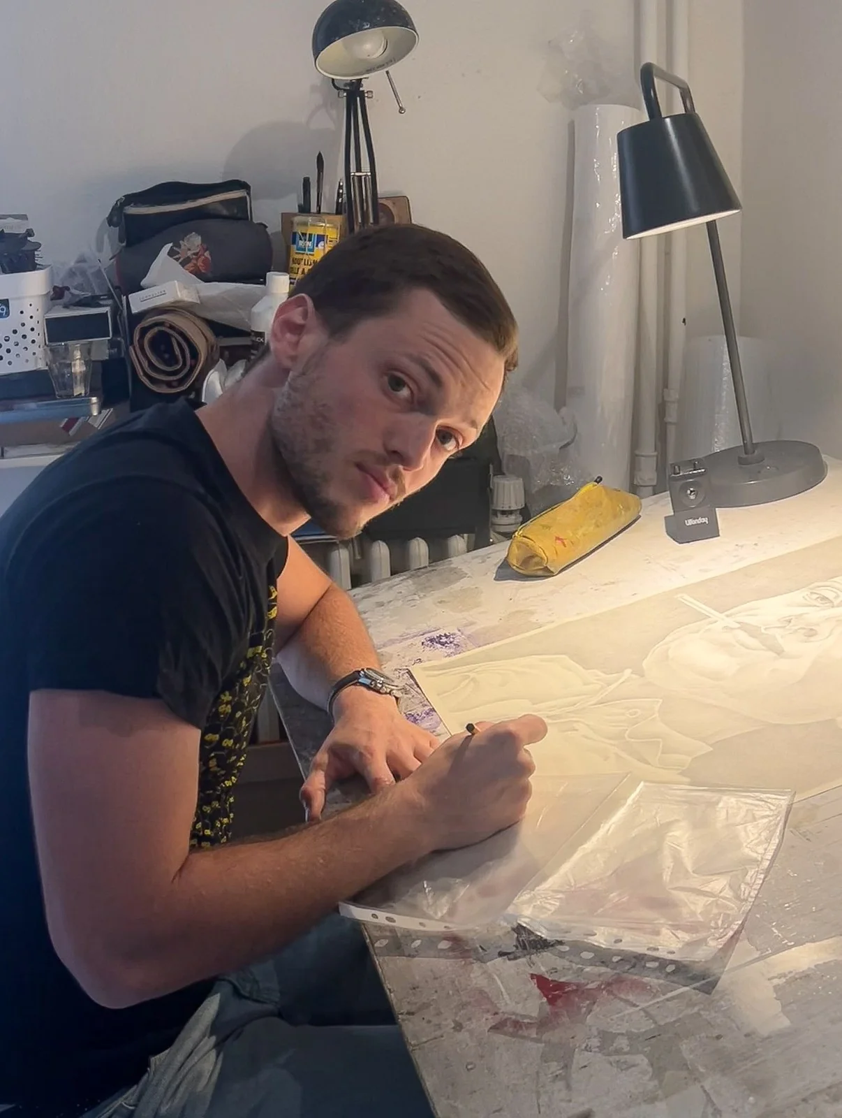 Benjamin Pléau dessinant dans son atelier